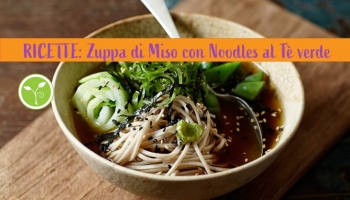 Zuppa di miso con verdure e noodles al tè verde